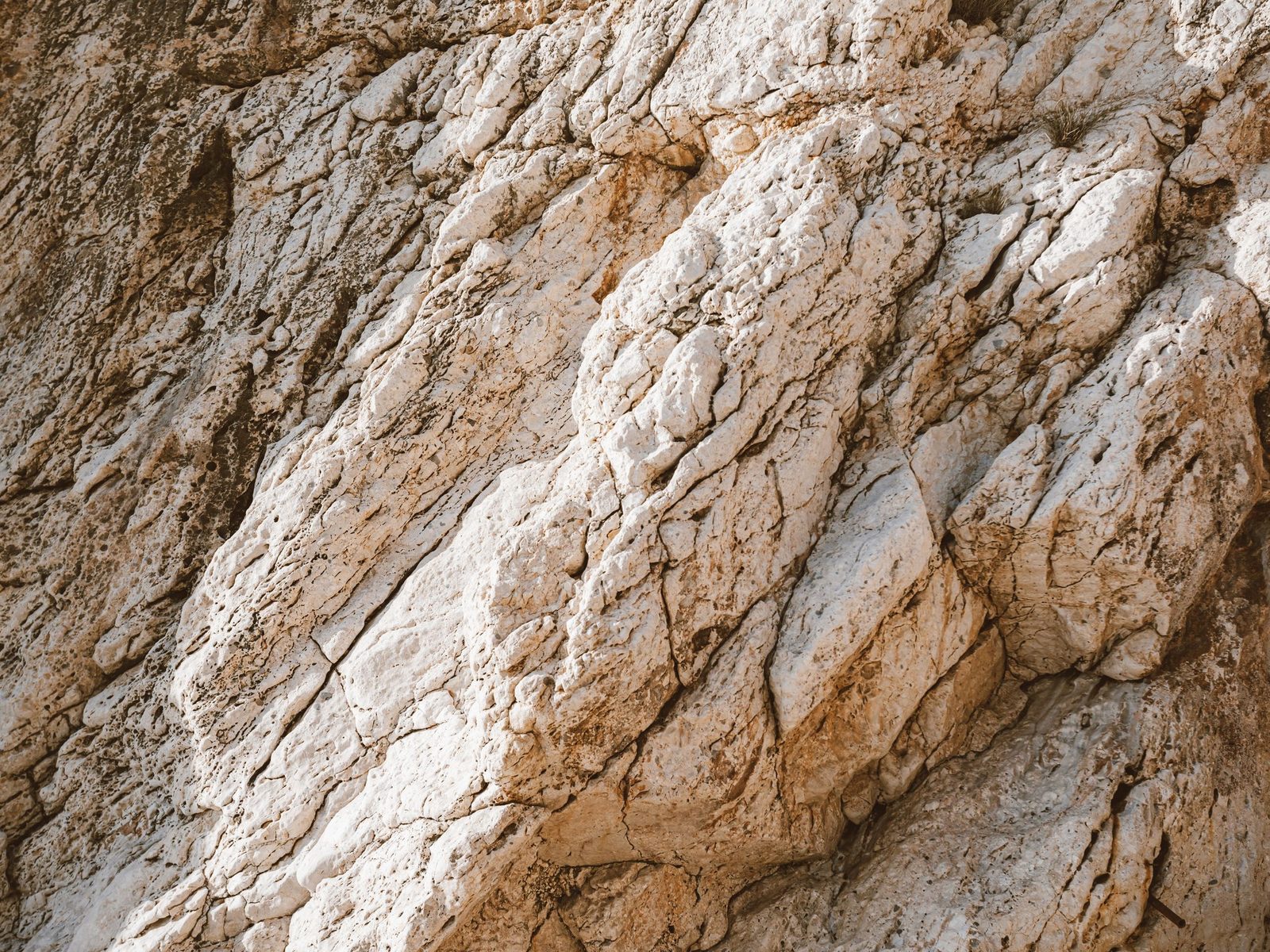 Raw kaolin-bearing rock before levigation and milling